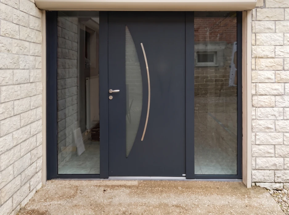 Entrée extérieure d'une maison neuve en construction