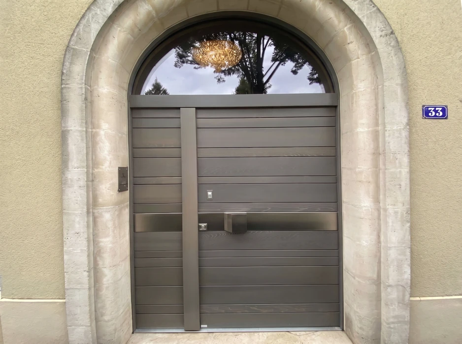 Façade rénovée d'un bâtiment de style néoclassique français, enduit lisse beige-crème, 2 niveaux